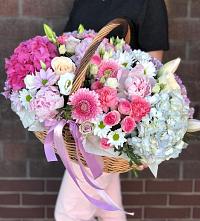 Цветочная композиция из Розы, Хризантемы, Пионы и Лизиантусы в корзине в Золотухино
