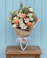 Букет цветов из:  Альстромерии, Лизиантусы, Розы и Хризантемы в Золотухино