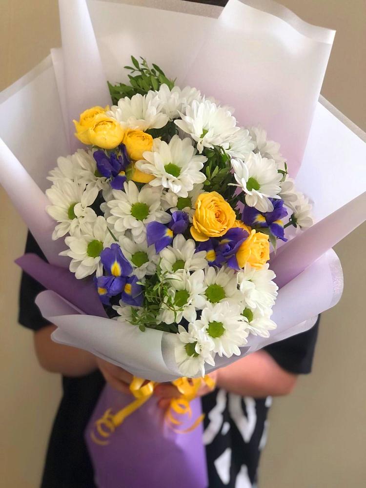 Букет цветов из: Ирисы, Хризантемы и Розы в Золотухино