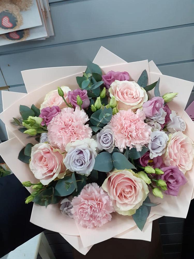 Букет цветов из: Розы, Гвоздики и Лизиантусы в Золотухино